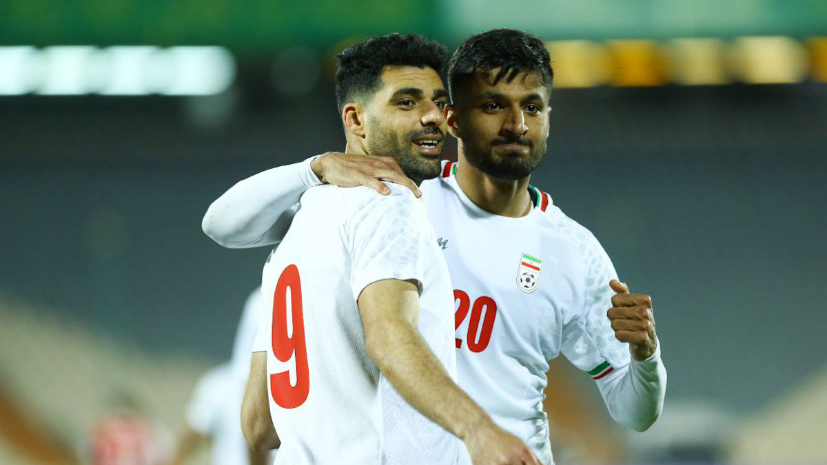 محمد محبی رشد در کنار بازیکنان باتجربه