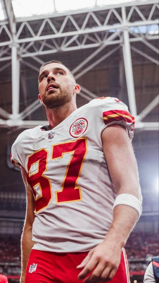Travis Kelce wallpaper 4k