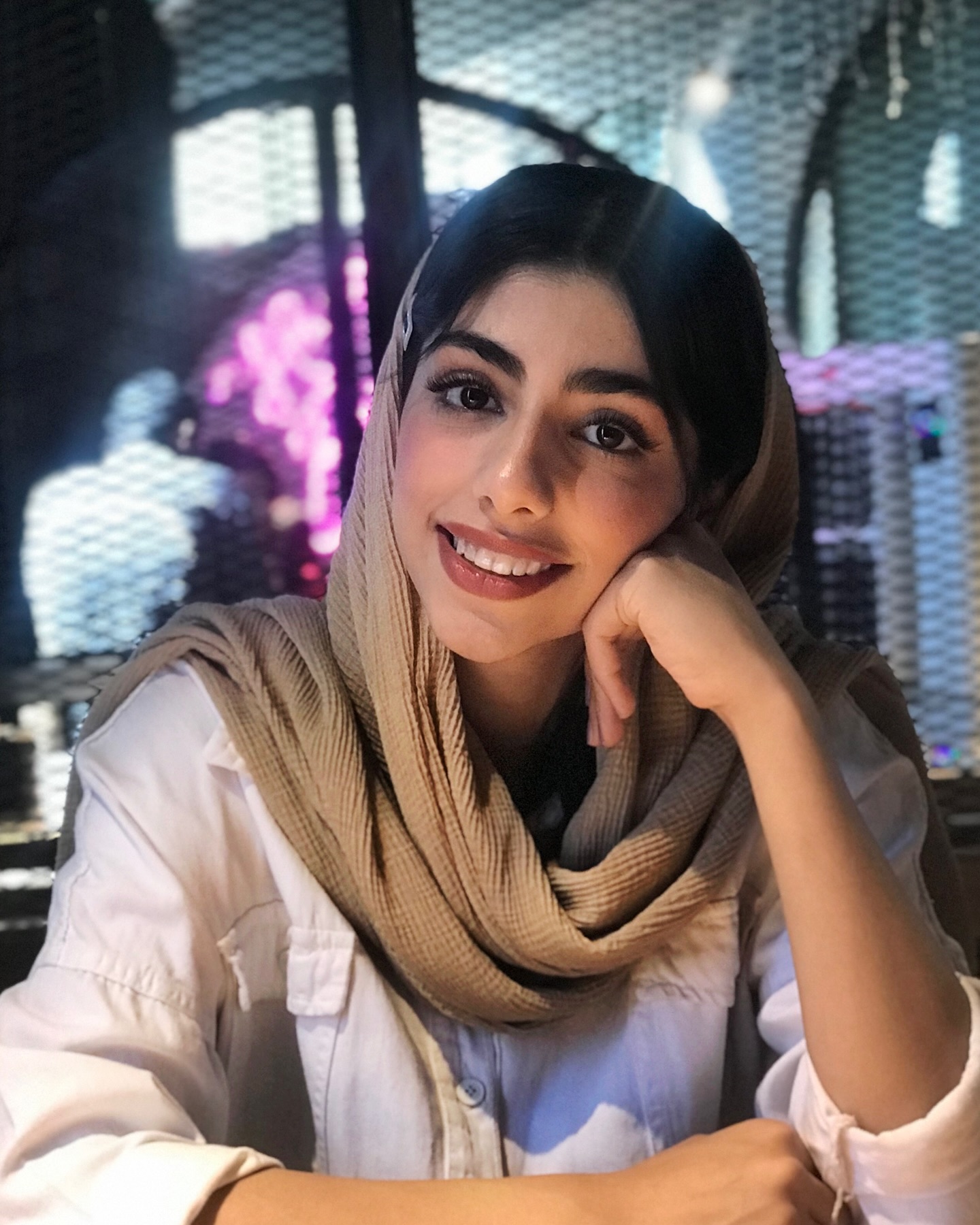 عکس مهلا مومن‌زاده برای پروفایل