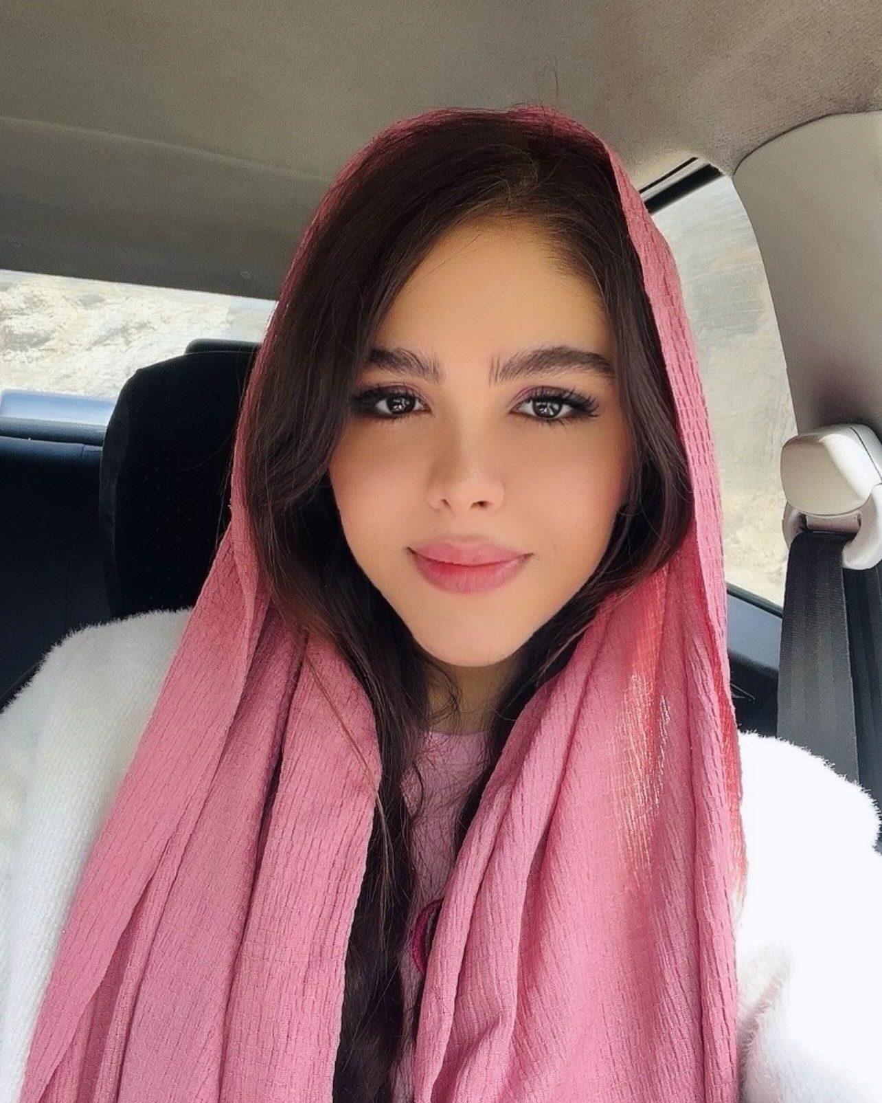 عکس نسترن ولی زاده برای پروفایل