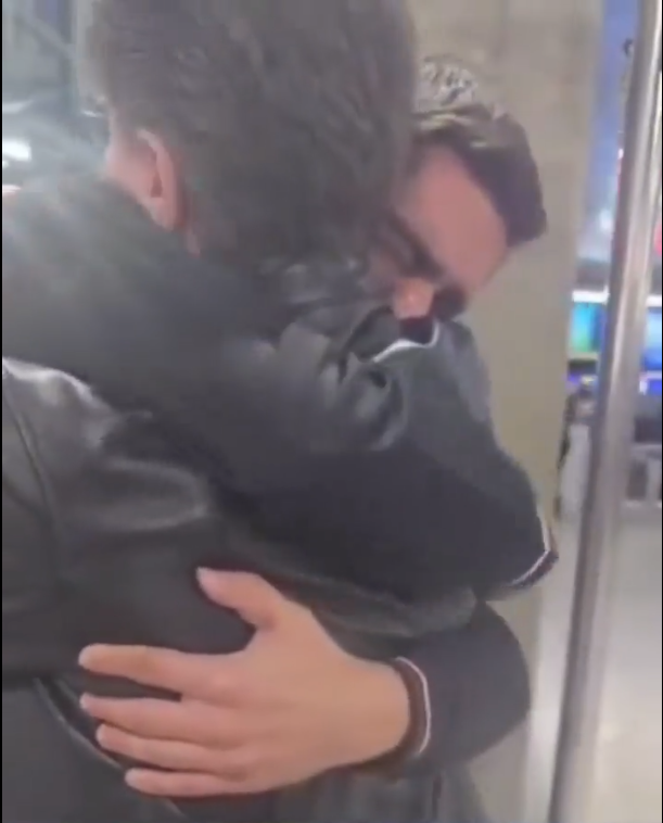 عکس خداحافظی امیرحسین مدرس در فرودگاه عکس خداحافظی امیرحسین مدرس در فرودگاه