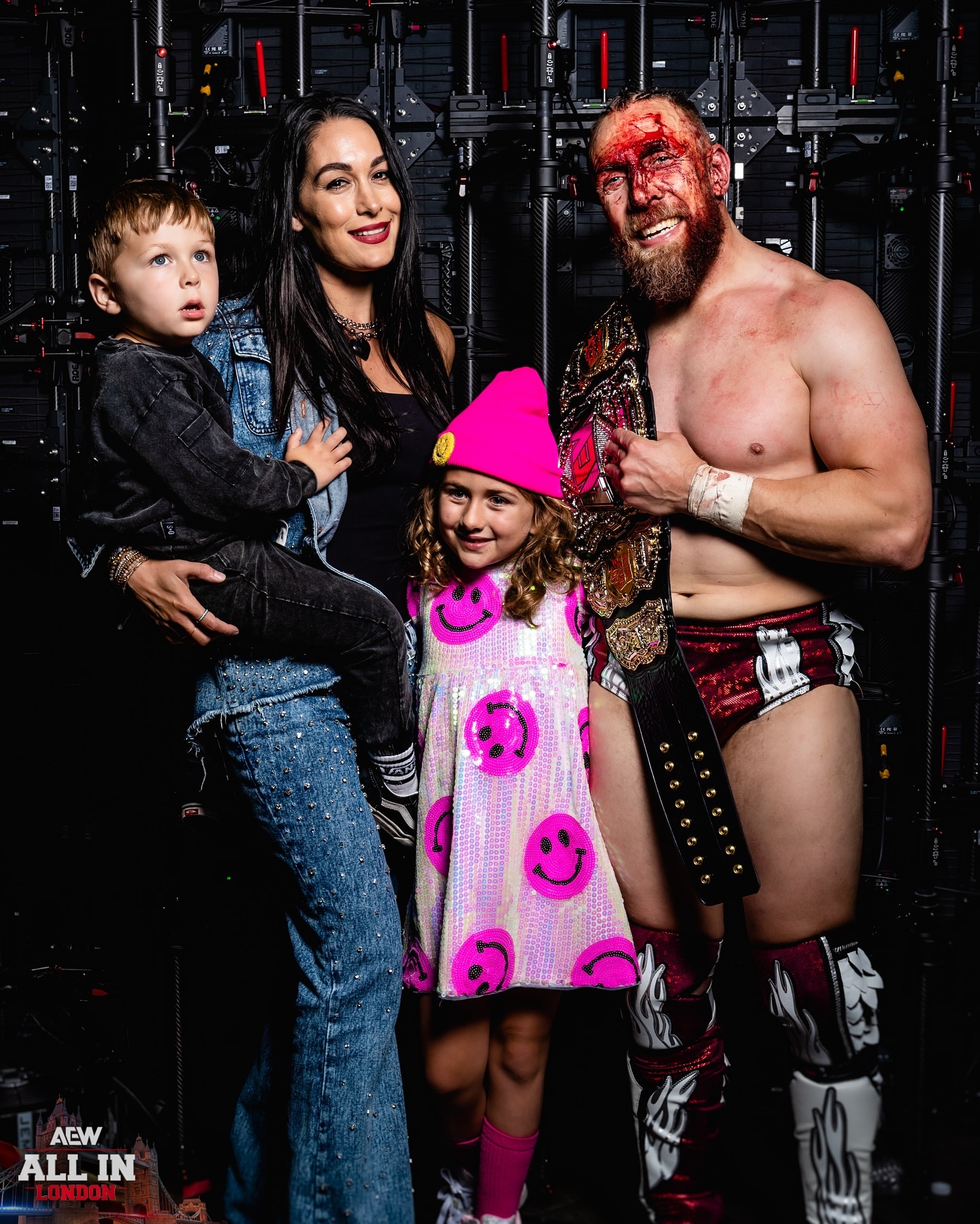 عکس دنیل برایان و خانواده اش