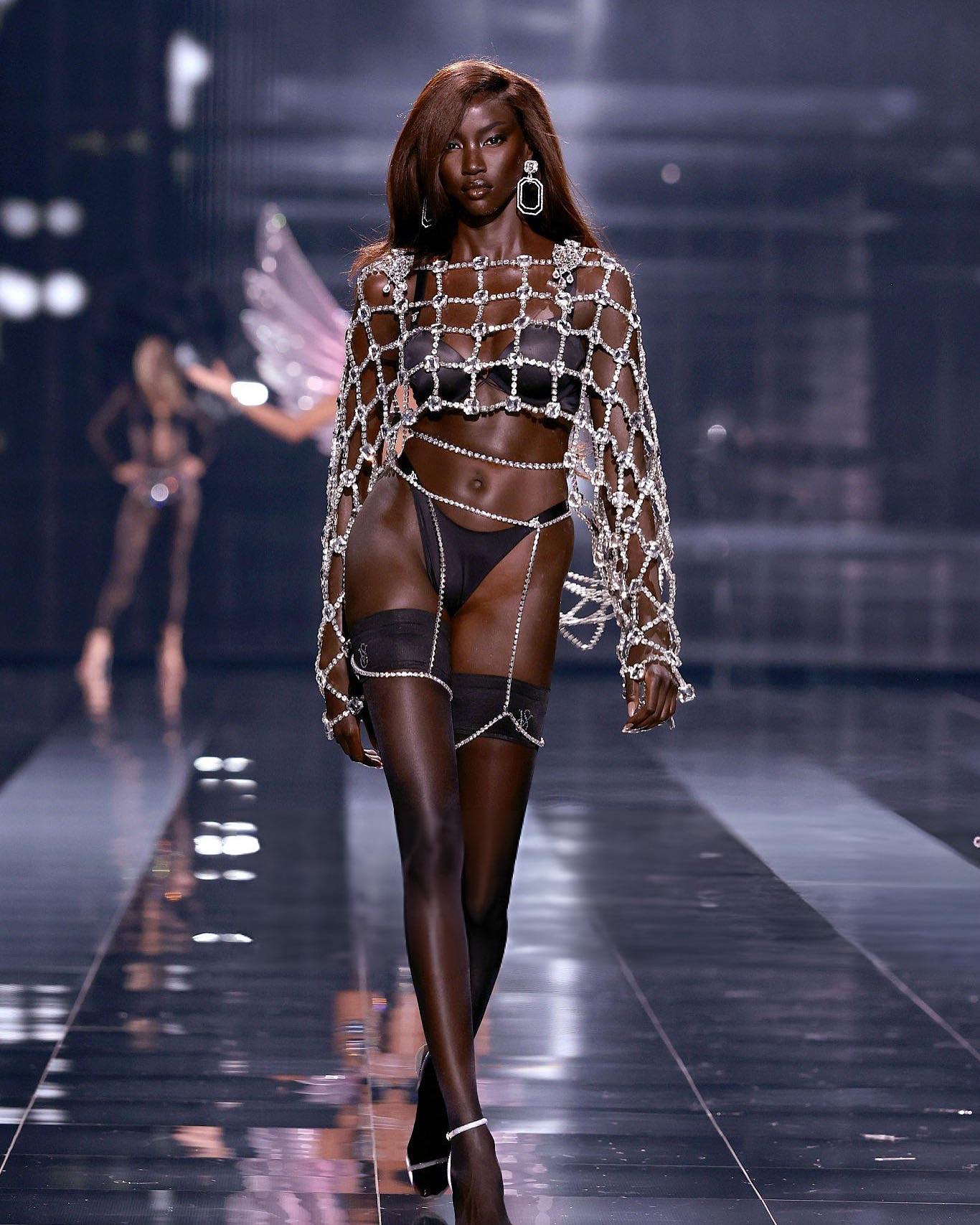 آنوک یای ویکتوریا سکرت 2025