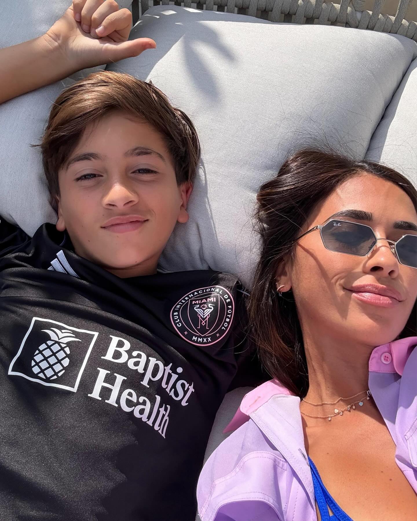 عکس آنتونلا روکوتزو در کنار بچه ها