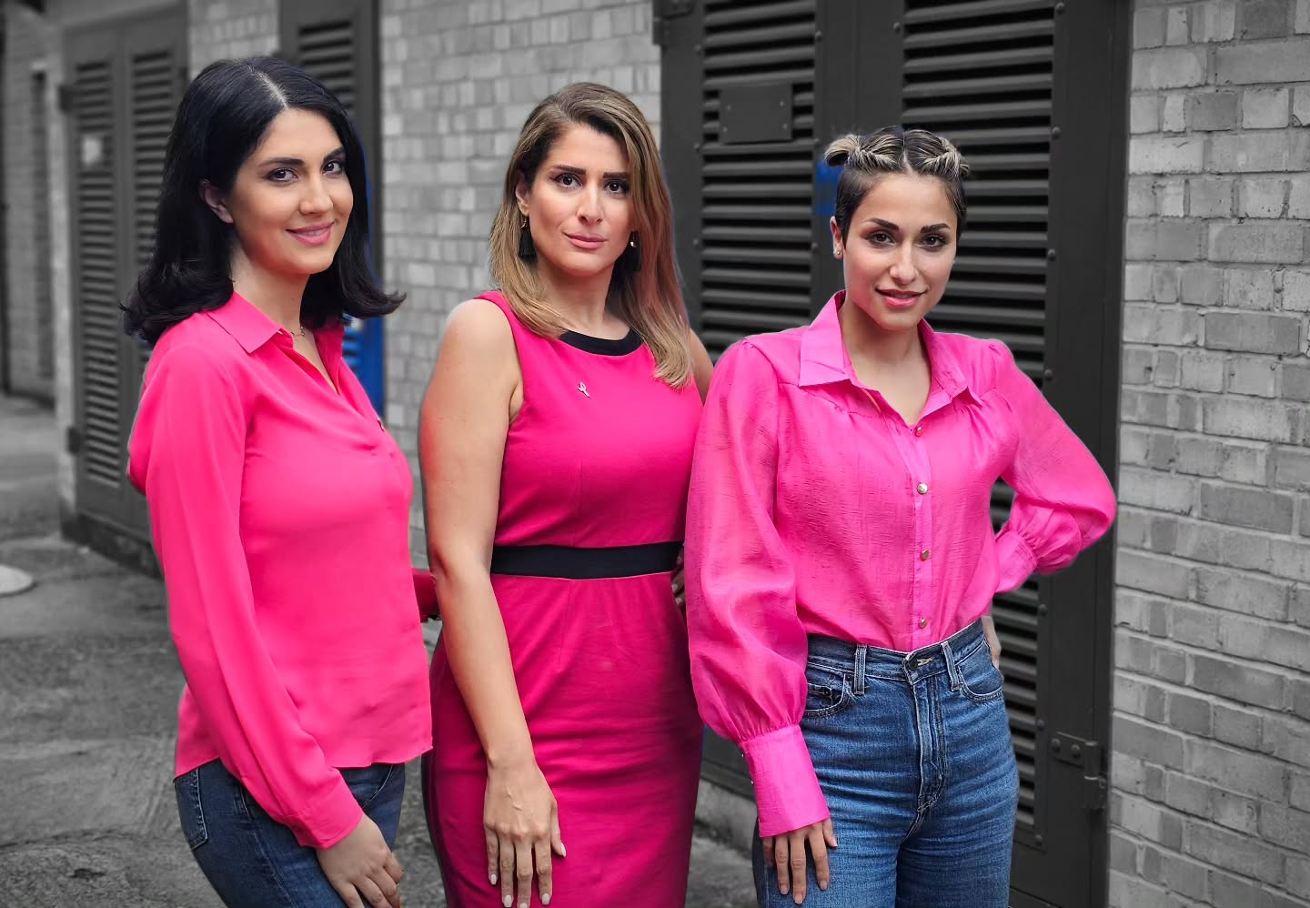 تصویر آرزو منوتو در کنار آزاده 