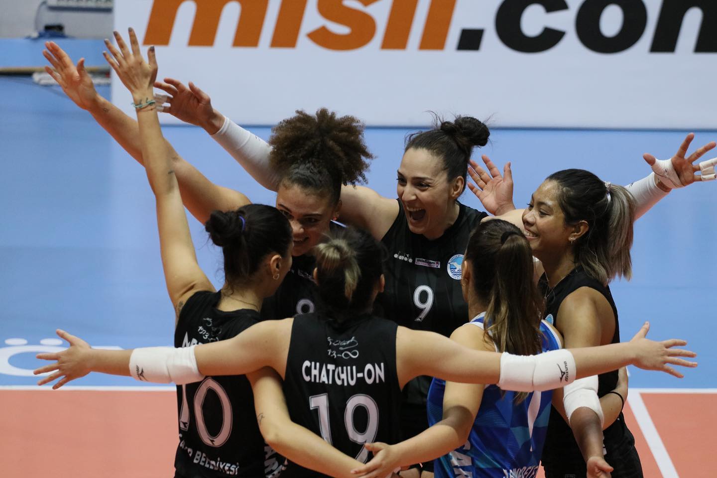 عکس بشرا جانسو با همتیمیها عکس بشرا جانسو با همتیمیها