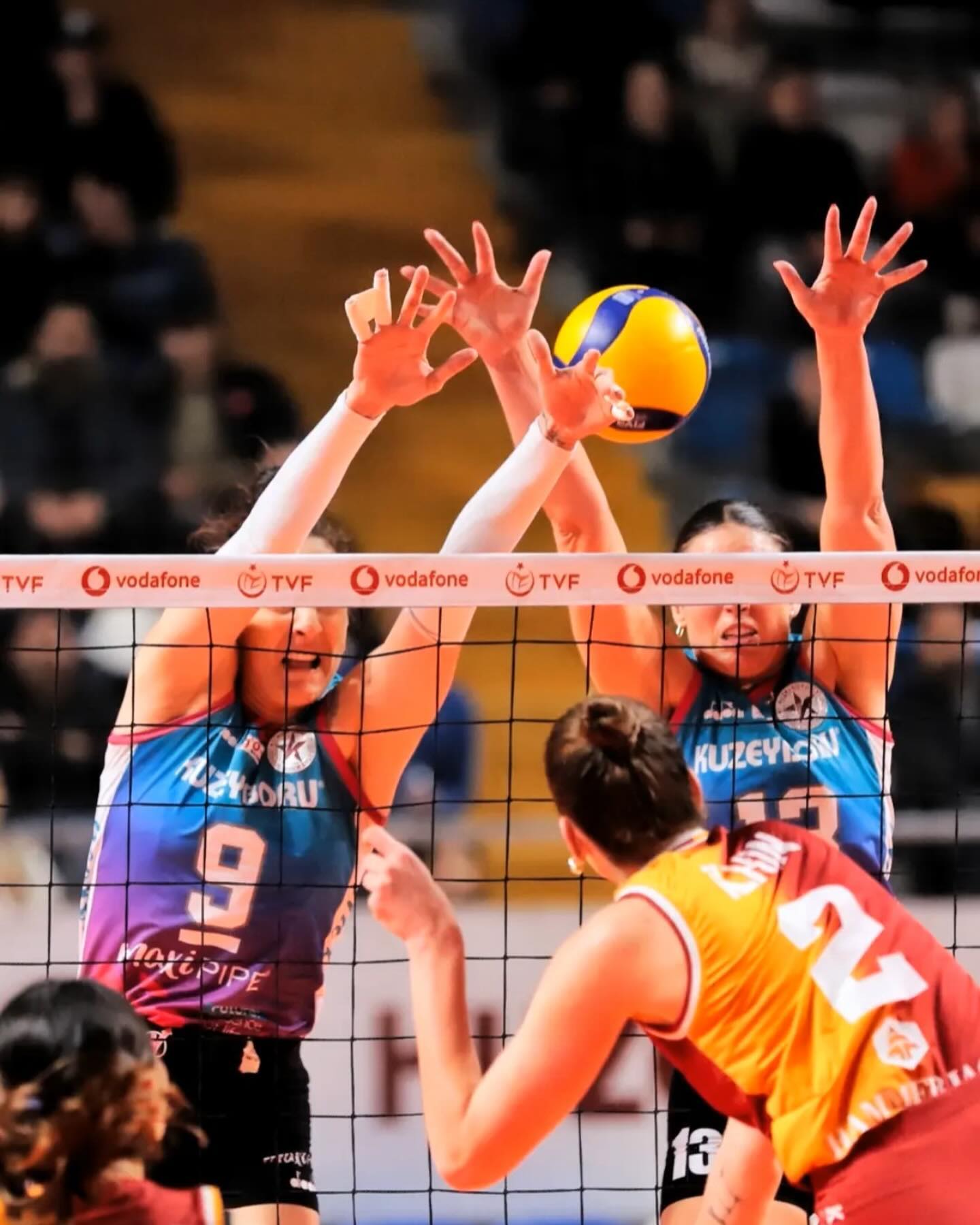 عکس بشرا جانسو هنگام بلاک عکس بشرا جانسو هنگام بلاک