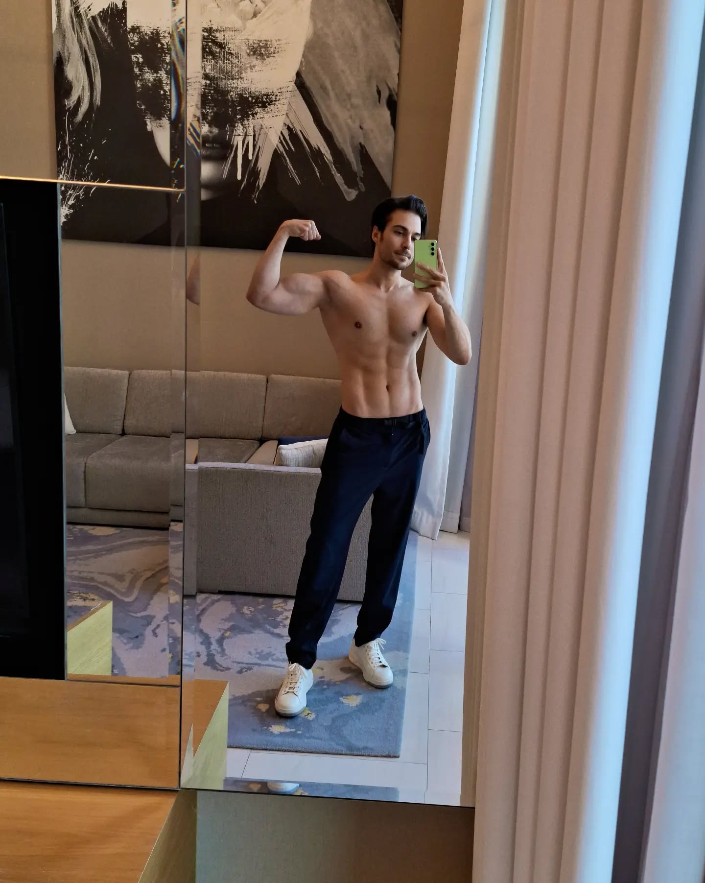 عکس حمید فدایی با پاسپورت امارات