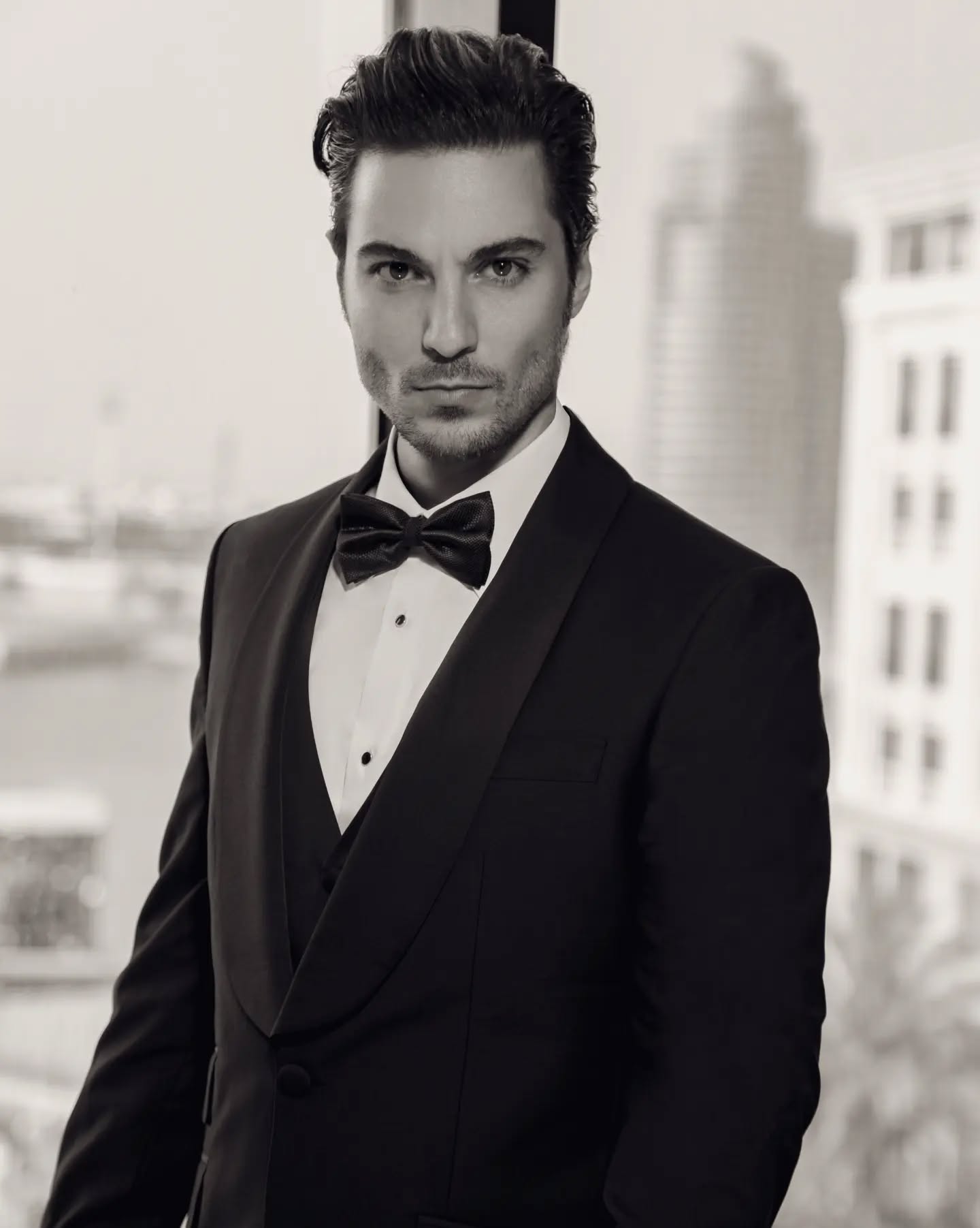 عکس حمید فدایی در حال سیگار کشیدن