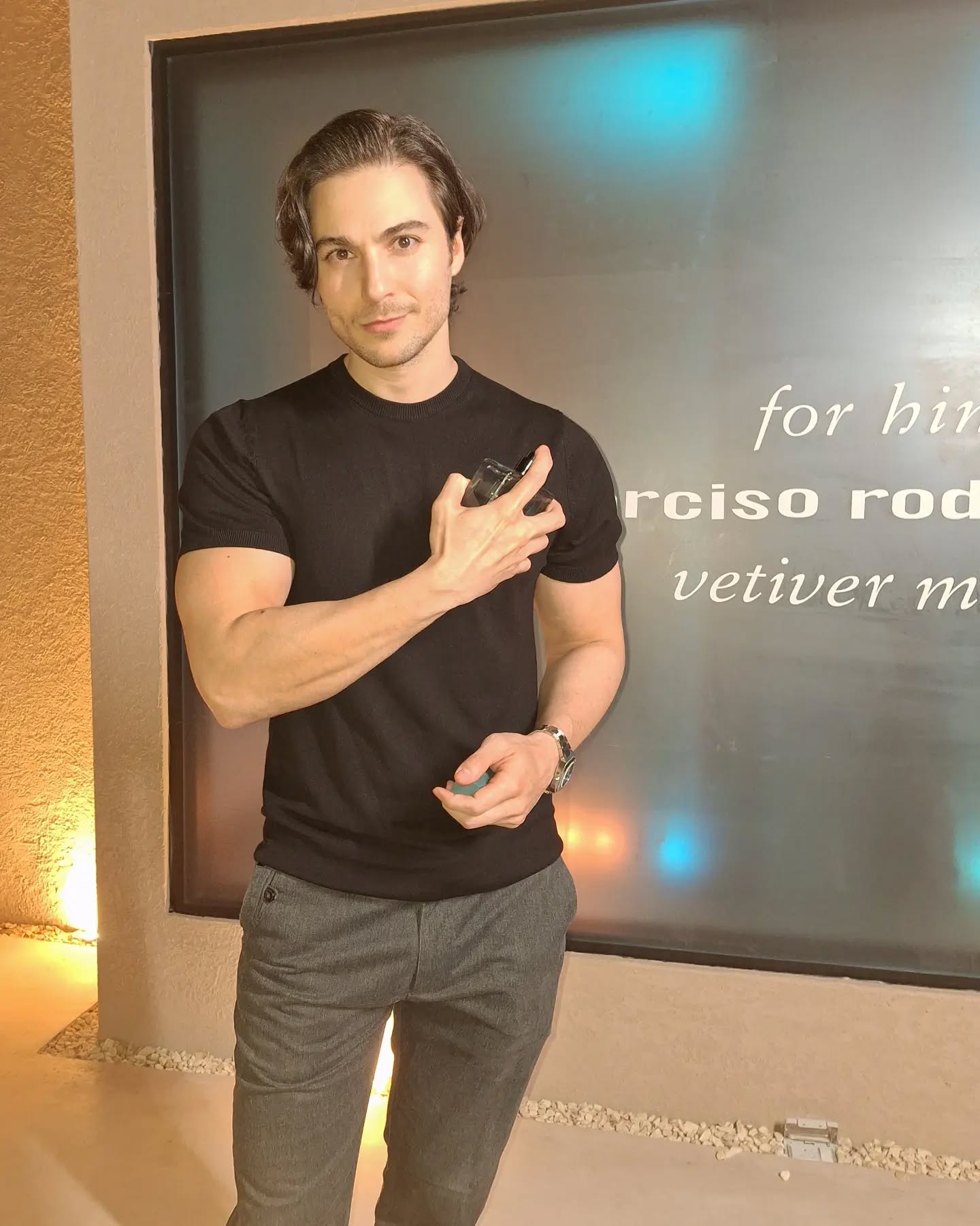 عکس حمید فدایی با الناز در استخر