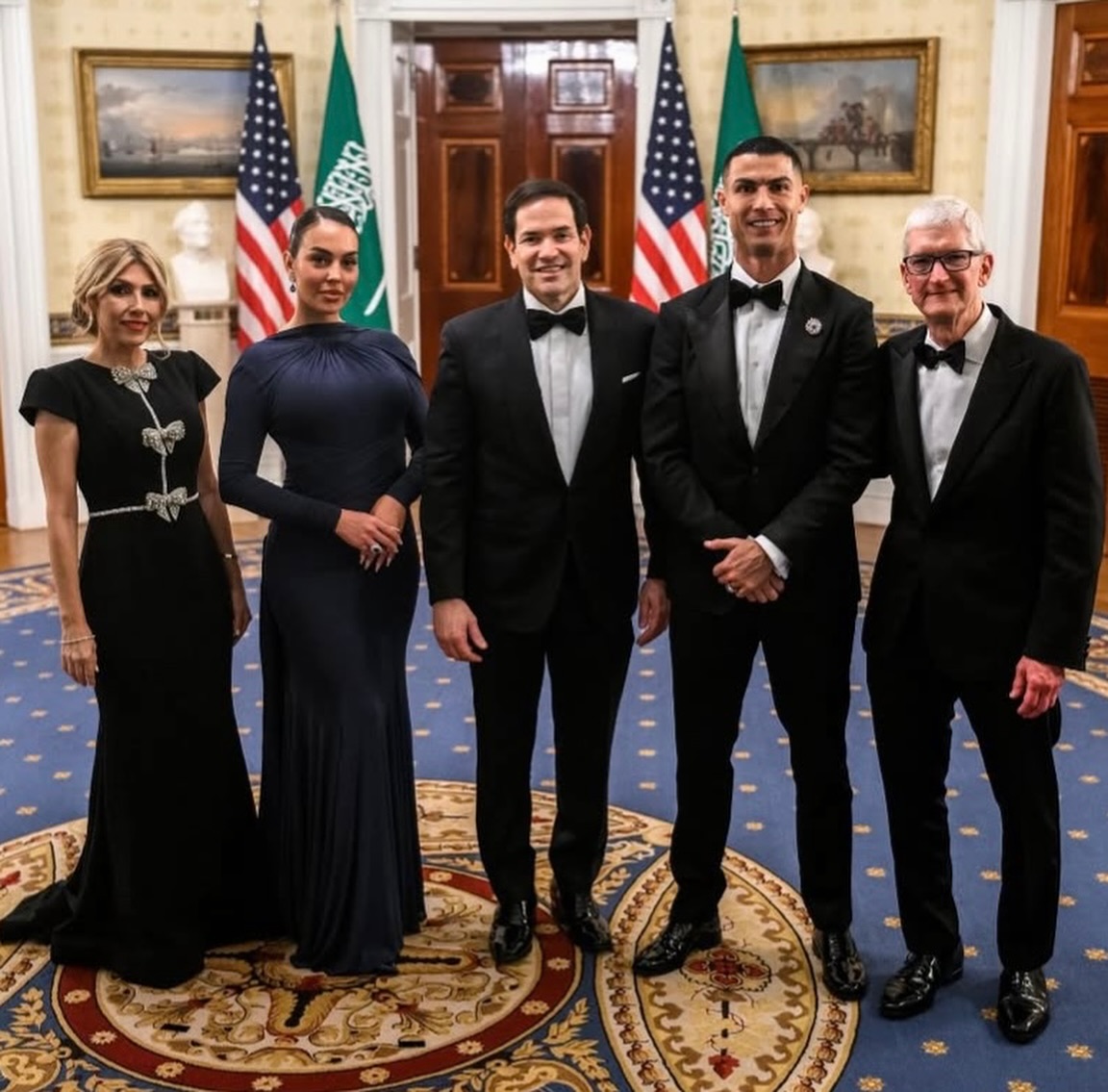 تصاویر با کیفیت از جزئیات لباس جورجینا تصاویر با کیفیت از جزئیات لباس جورجینا