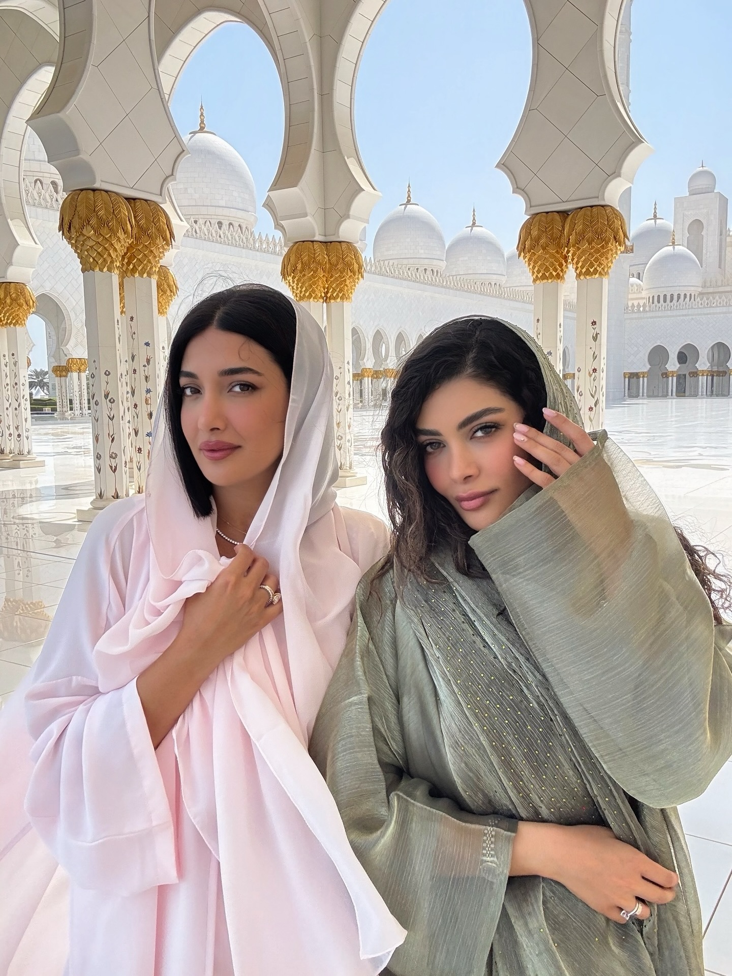 ملینا تاج و خواهرش