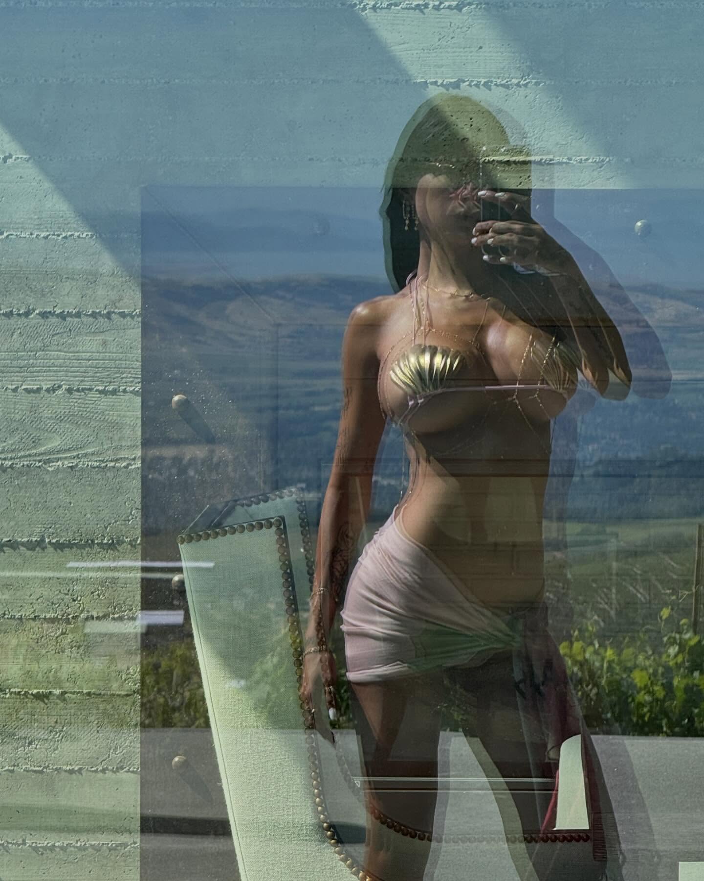 عکس سینه های میا خلیفه