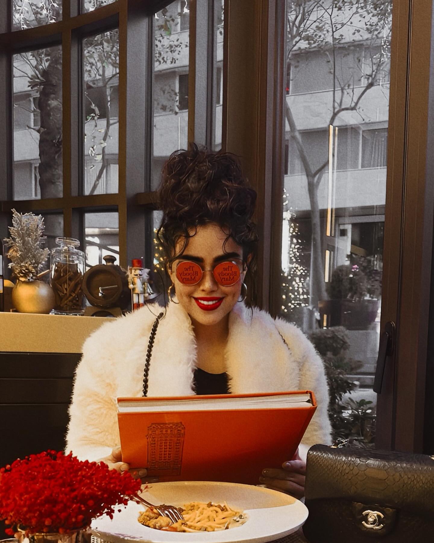 عکس مینا نامداری با لباس مجلسی
