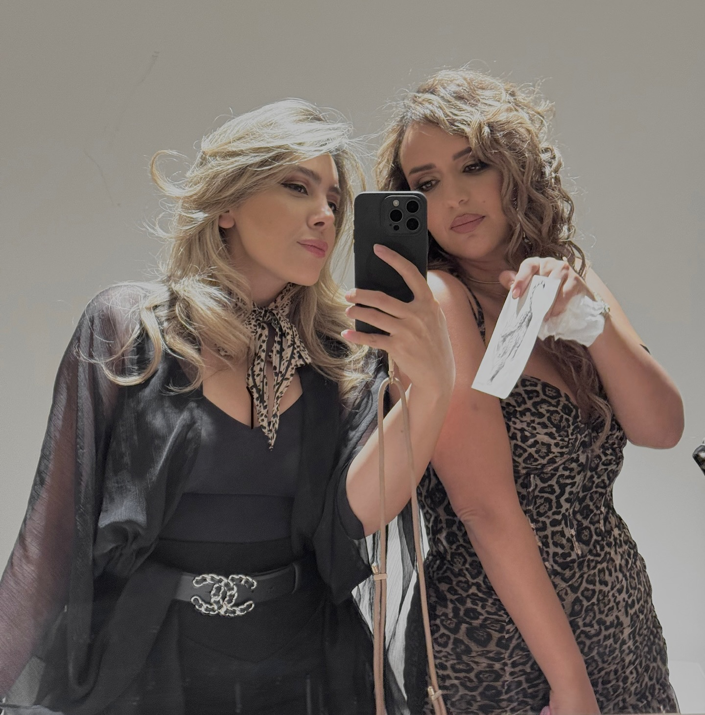 عکس سروین بیات و خواهرش