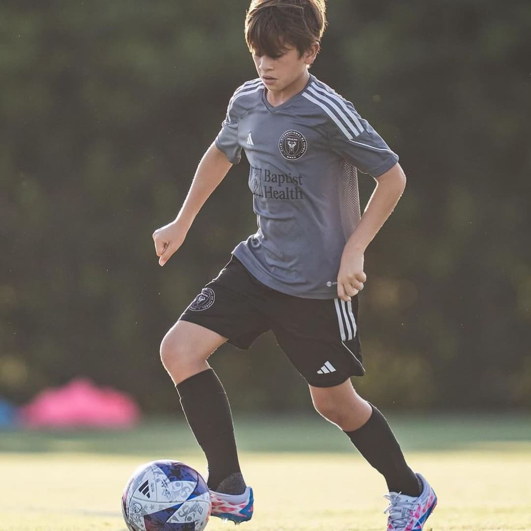 والپیپرهای تیاگو مسی مخصوص گوشی‌های هوشمند 