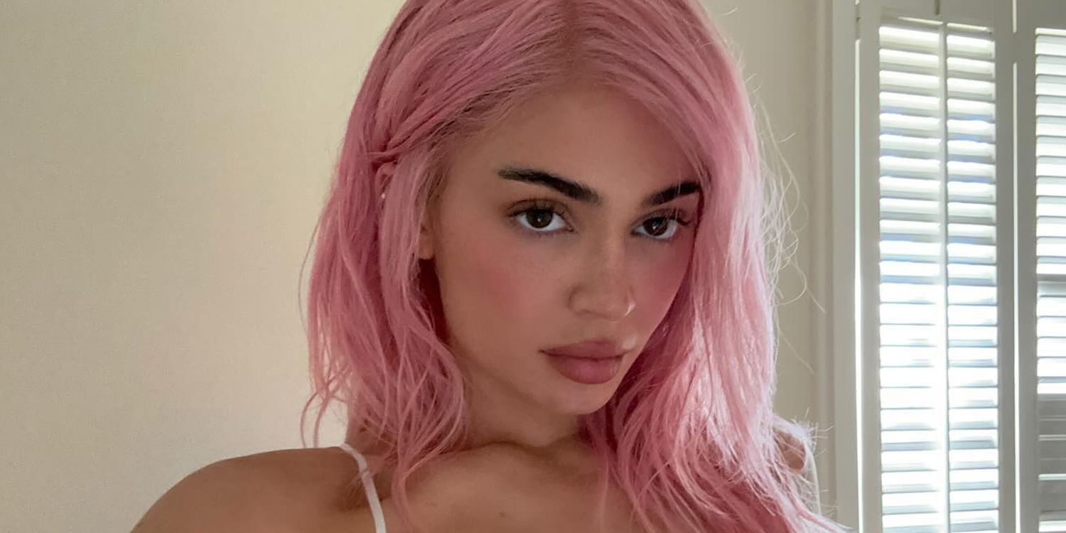 بررسی استایل و آرایش کایلی جنر با موی صورتی بررسی استایل و آرایش کایلی جنر با موی صورتی