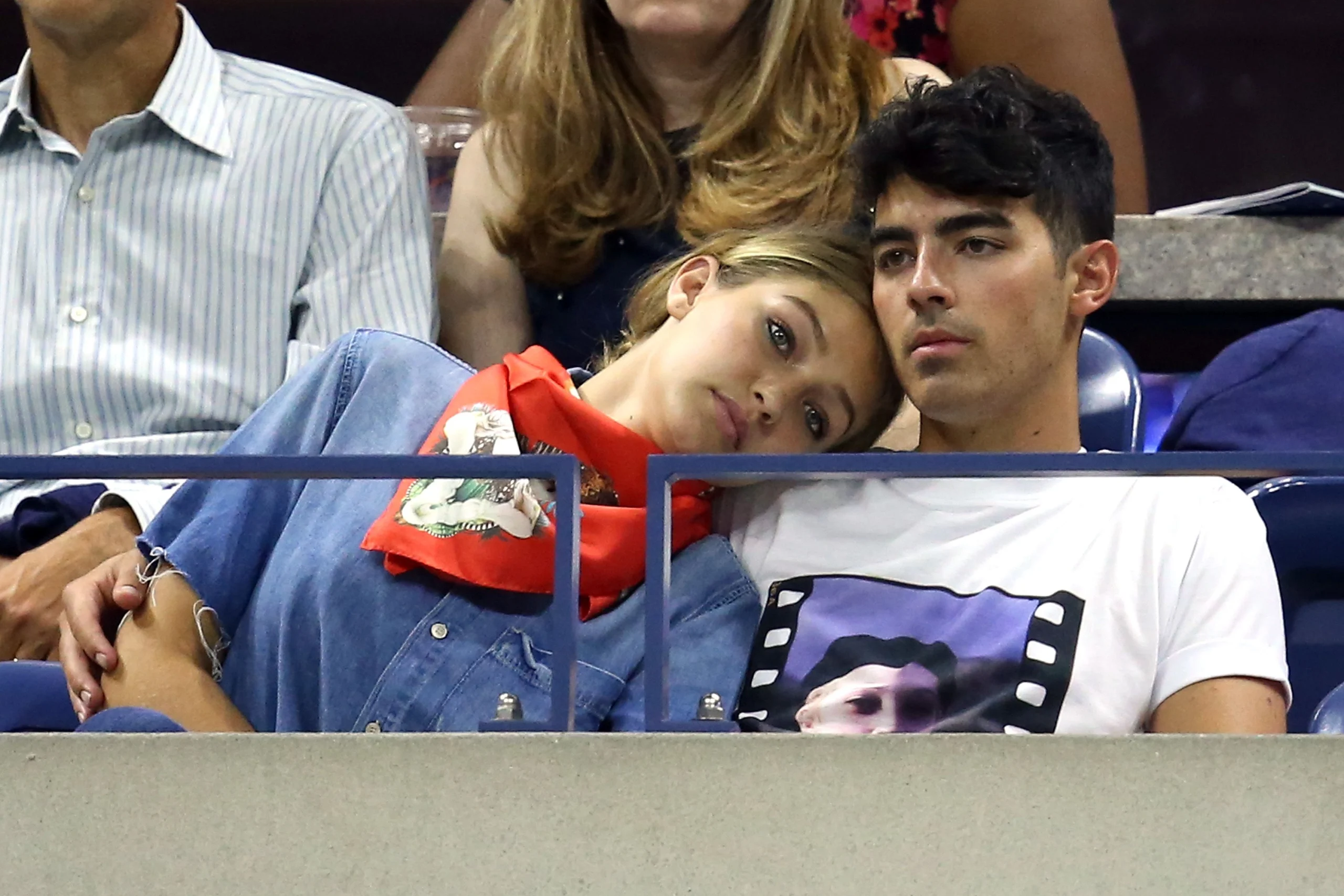 جیجی حدید جو جوناس جیجی حدید جو جوناس