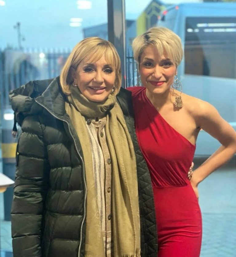 عکس آرزو علی زلفی با گوگوش خواننده سرشناس 