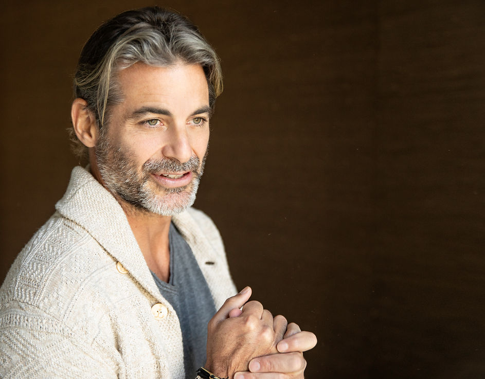 عکس جیم کرتیس در حال انجام هیپنوتراپی عکس جیم کرتیس در حال انجام هیپنوتراپی