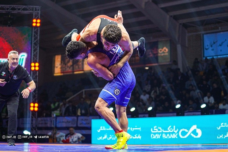 عکس رضا قیطاسی روی تشک