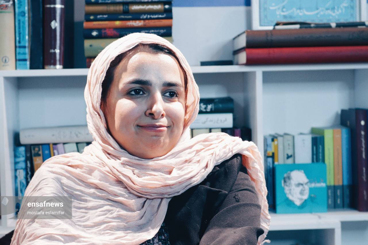 عکس زینب موسوی در اجرای استندآپ کمدی 