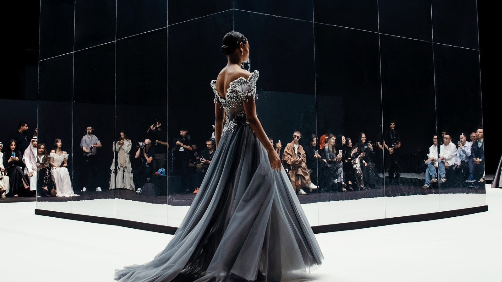 عکس صحنه نمایش مد ریاض عکس صحنه نمایش مد ریاض