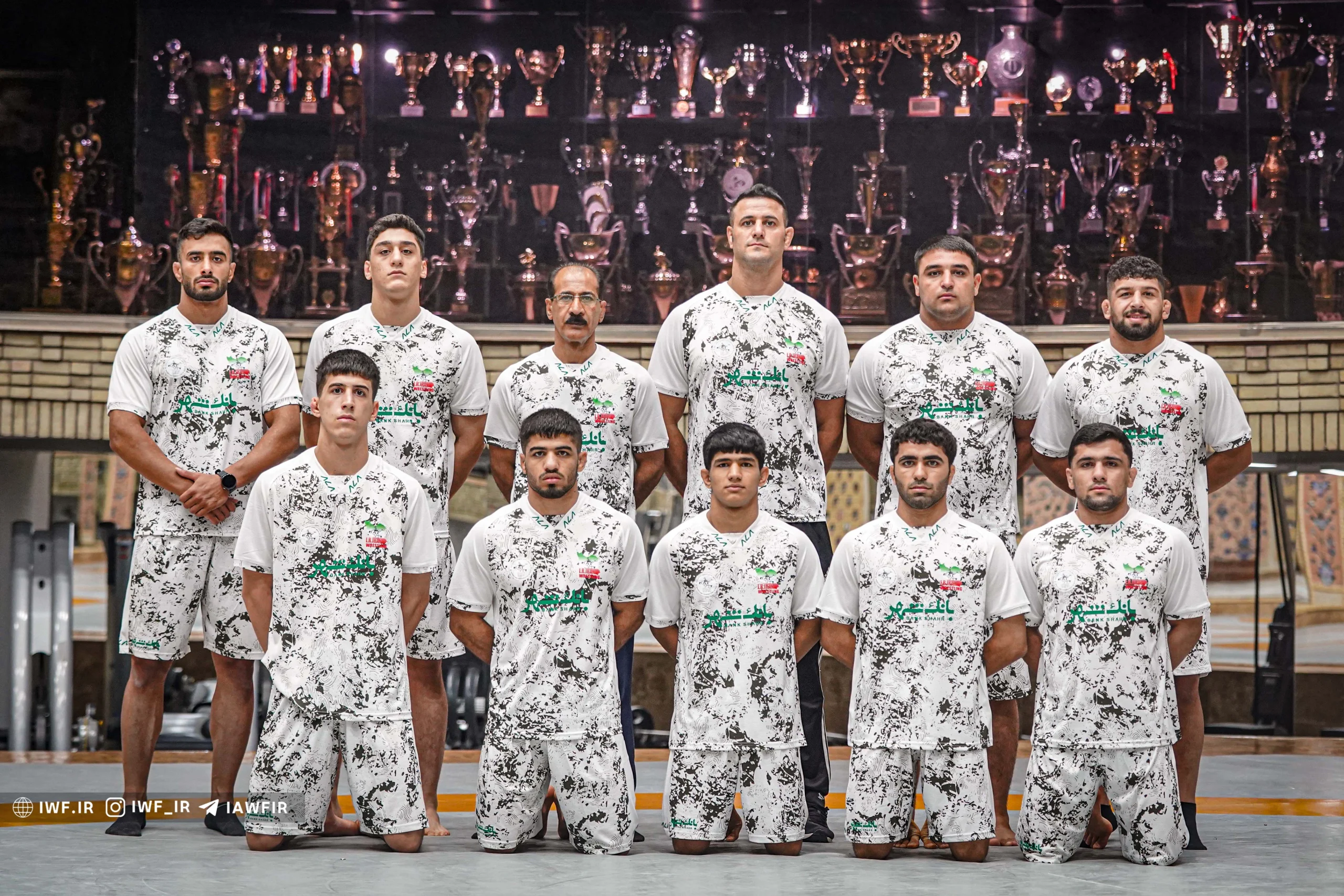 عکس محمدپویا اسدی با مربیانش 