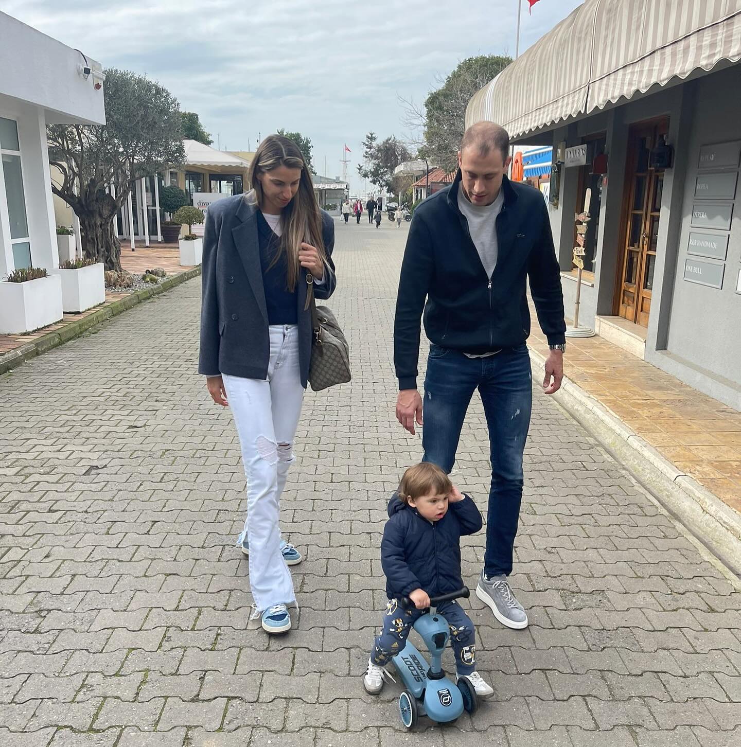 عکس الکساندر آتاناسیویچ و فرزندانش