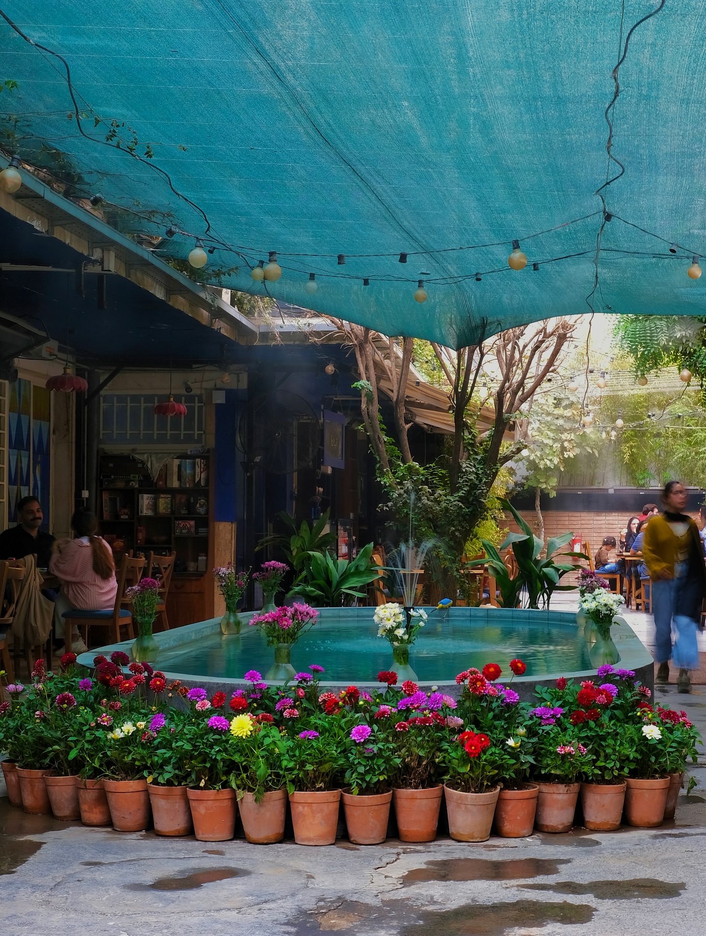 کافه با کارا انقلاب کافه با کارا انقلاب