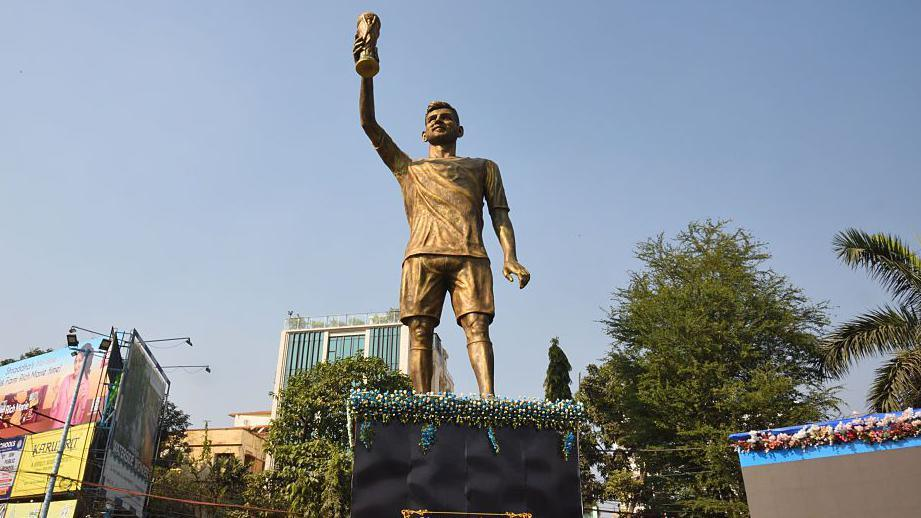 عکس مجسمه لیونل مسی در هند عکس مجسمه لیونل مسی در هند