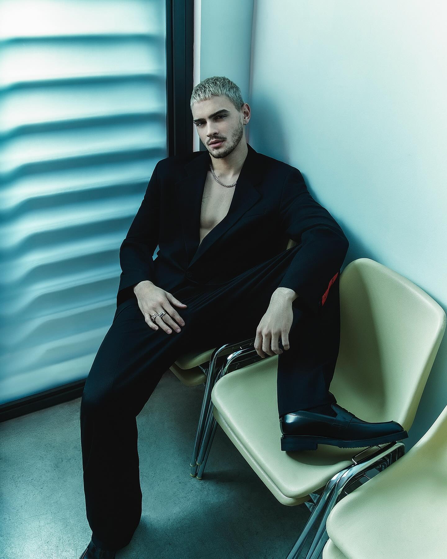 گابریل گوارا با کت و شلوار گابریل گوارا با کت و شلوار