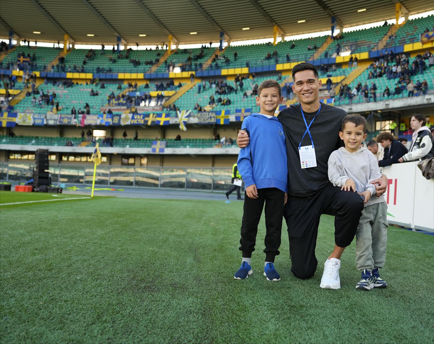 عکس میکا کریستنسون و فرزندانش