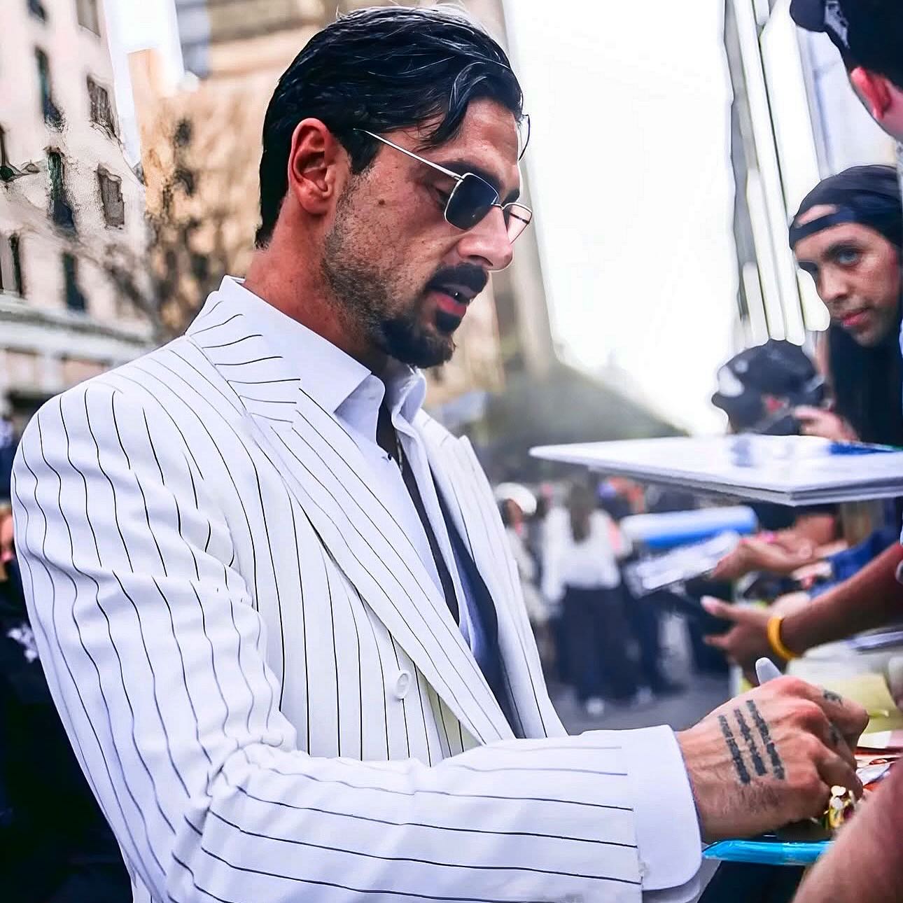 میکله مورونه با کت و شلوار میکله مورونه با کت و شلوار