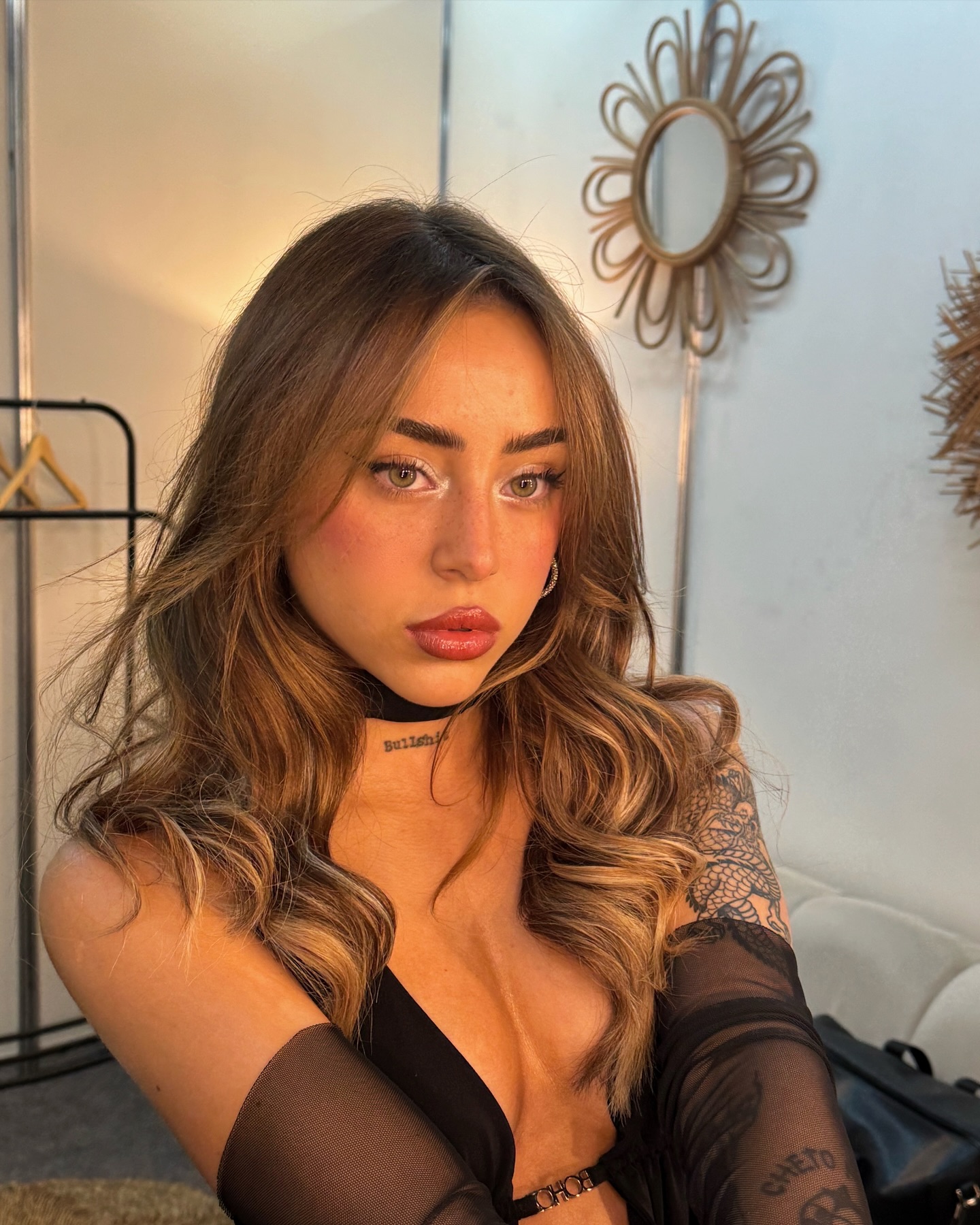 نیکی نیکول از پشت نیکی نیکول از پشت