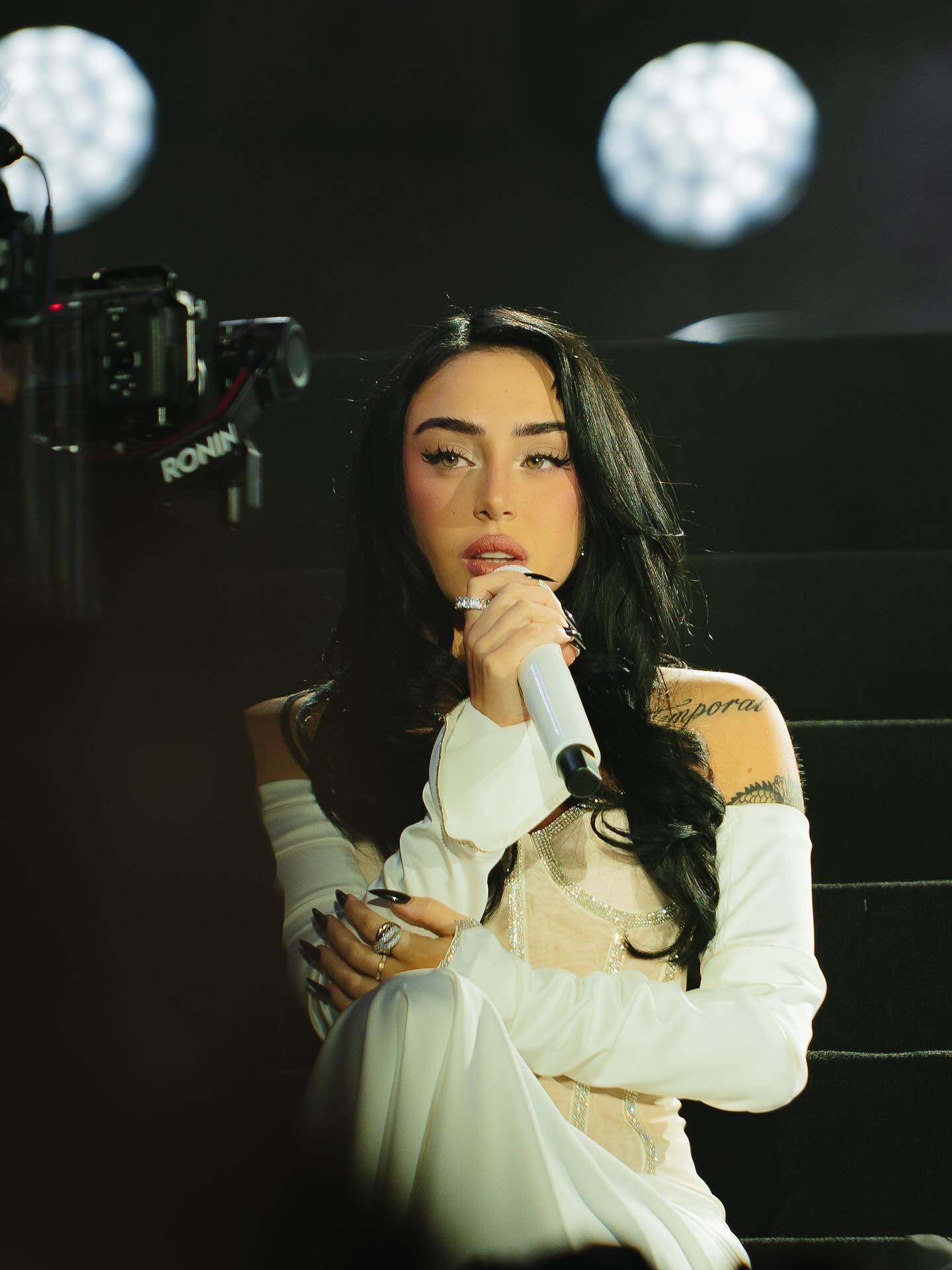 نیکی نیکول با شورت نیکی نیکول با شورت