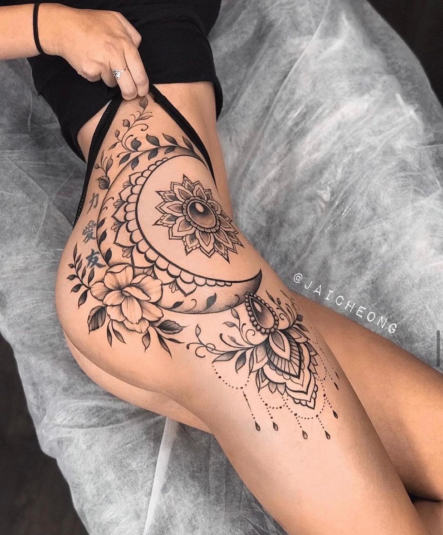 طرح تتو سکسی روی ران پا طرح تتو سکسی روی ران پا