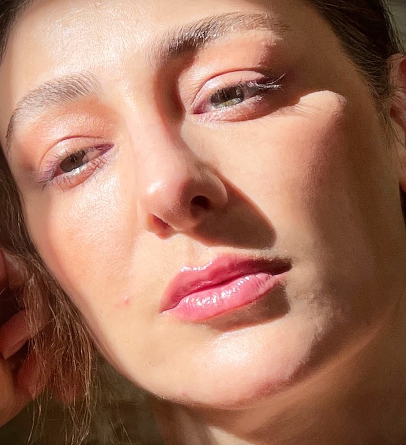 ویدا جوان تمام رخ