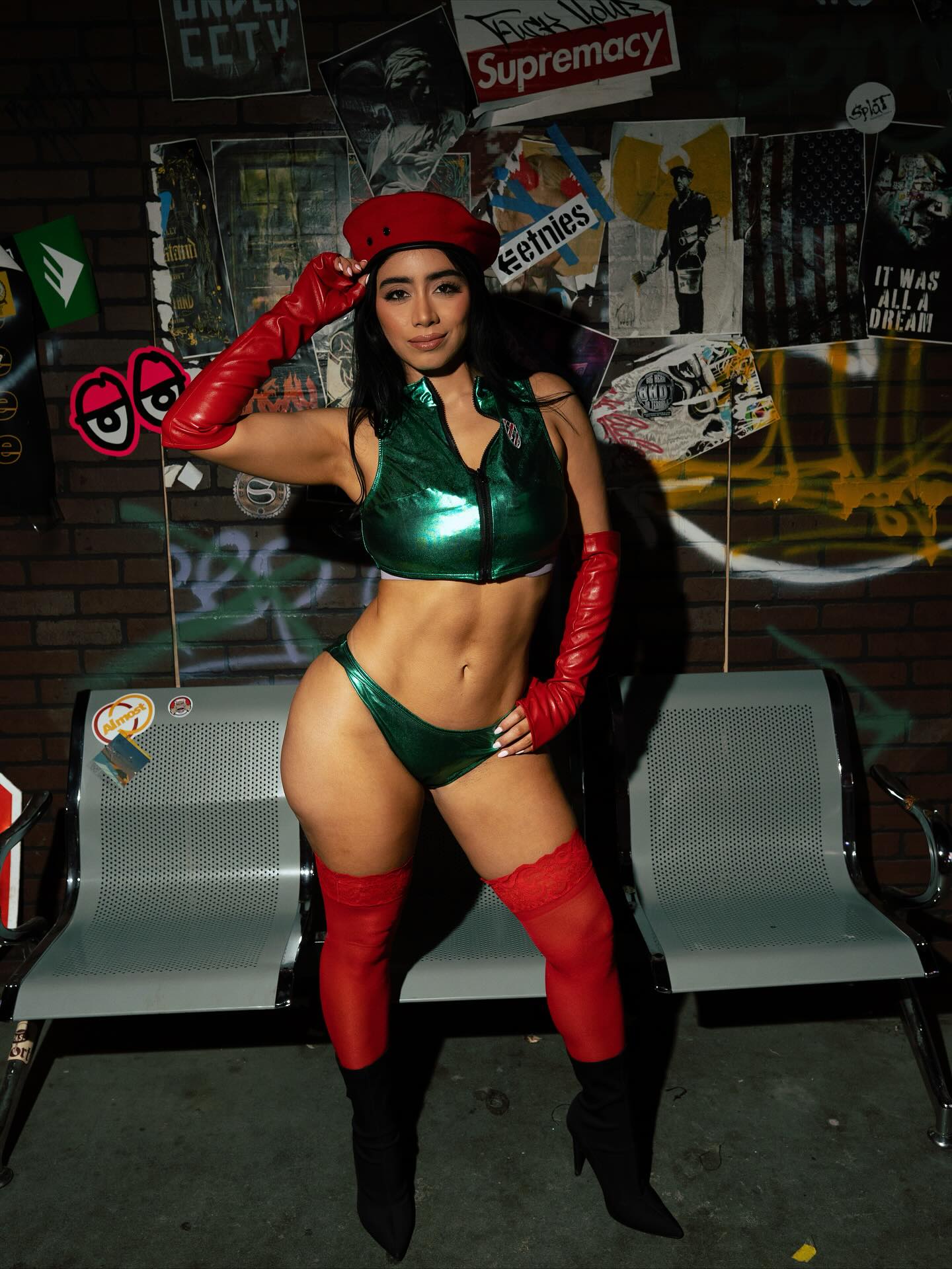 وایولت مایرز threesome